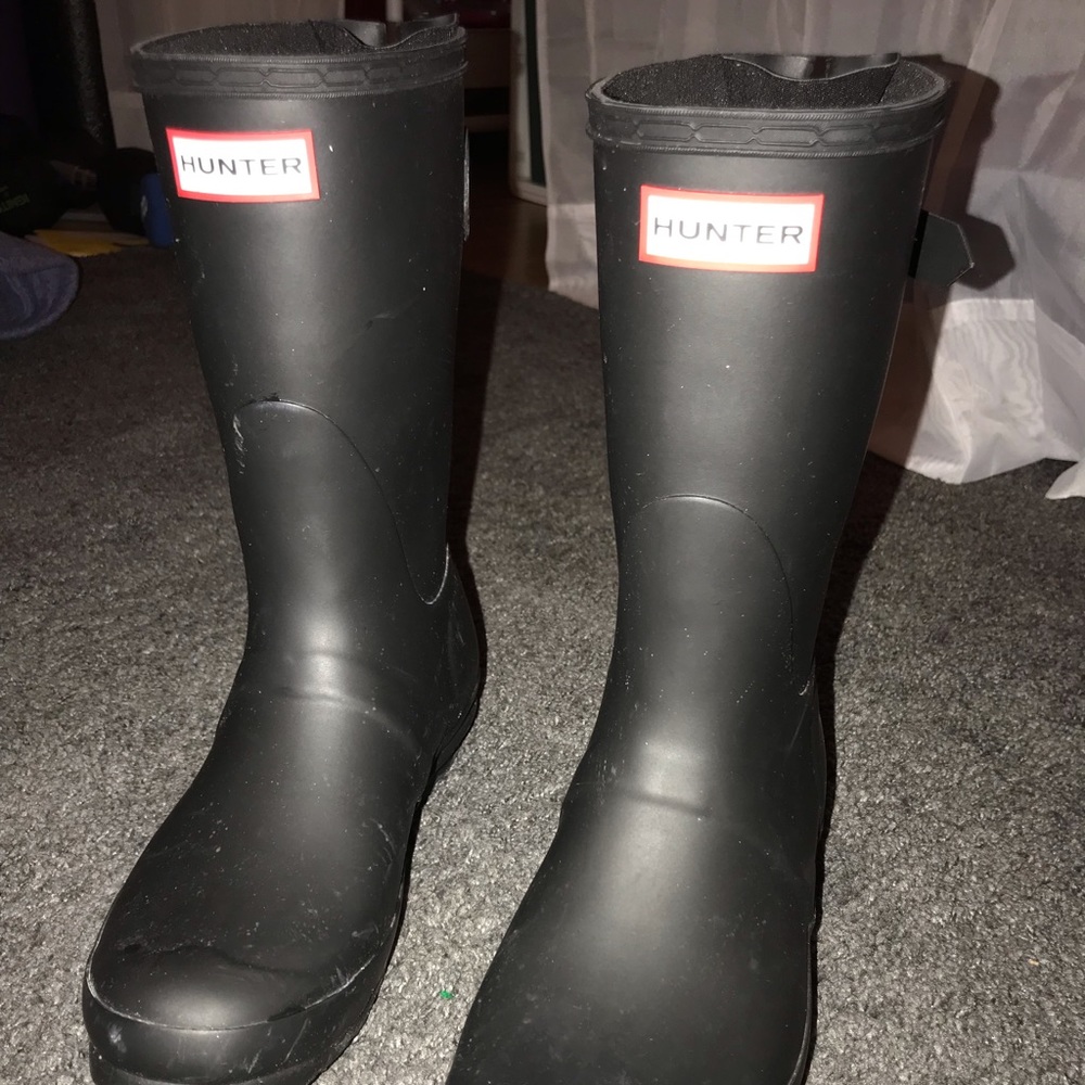 Size 8 matte black Hunter adjustable rain boots